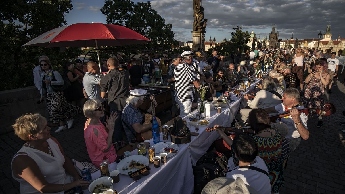 Fotky: Tak vypadala sousedská hostina na Karlově mostě